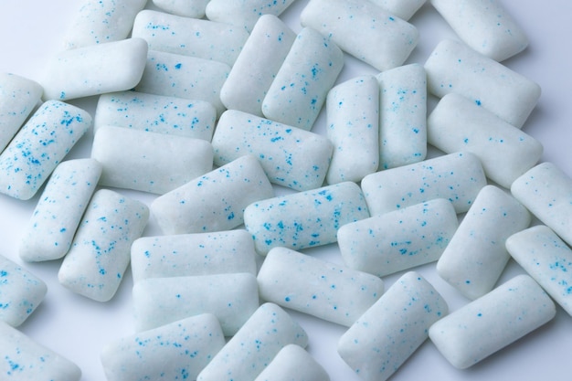Chiclete de hortelã-doce sobre fundo branco