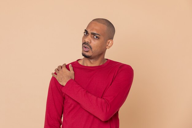 Chico africano con una camiseta roja