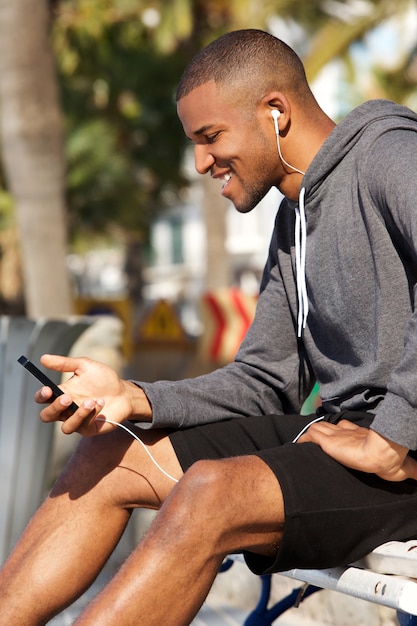 Chico africano escucha música después de correr por la mañana