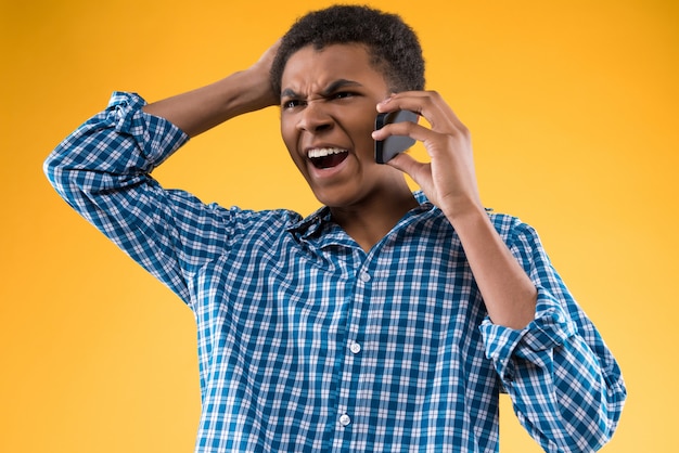 Chico africano gritando en el teléfono