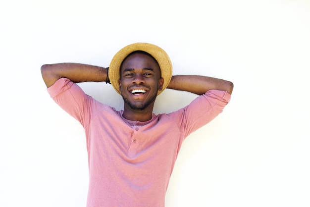 Chico africano joven riendo con las manos detrás de la cabeza