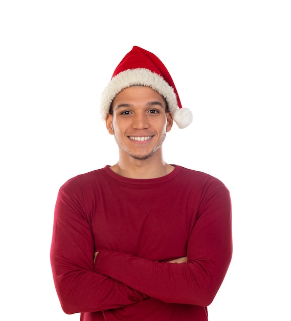 Chico africano con un sombrero de Navidad aislado en blanco