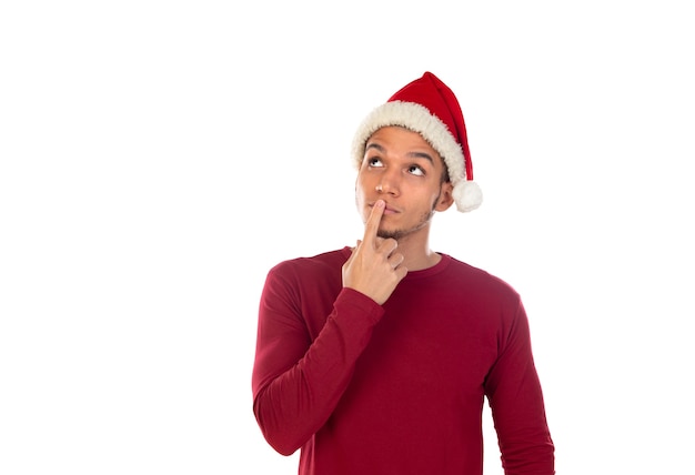 Chico africano con un sombrero de Navidad aislado en blanco