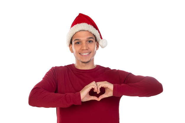 Chico africano con un sombrero de Navidad aislado en blanco