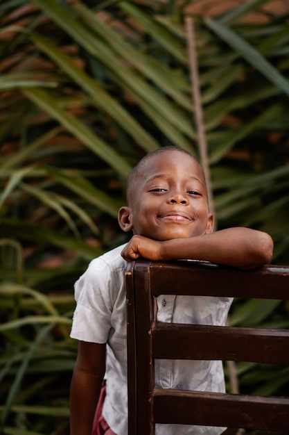 Chico africano sonriente de tiro medio