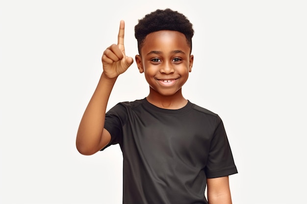 Foto chico afroamericano confiado apuntando hacia arriba con el dedo índice levantado