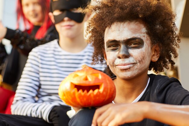 Chico afroamericano en Halloween