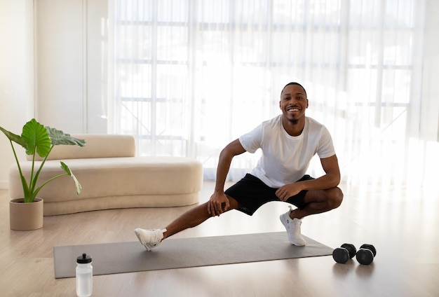 Chico afroamericano positivo disfrutando del entrenamiento en casa