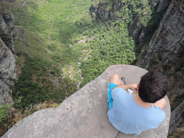 Chico al borde de la roca en el valle de roca en Chapada Diamantina Brasil