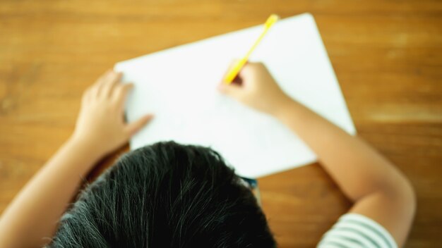 Chico asiático aprendiendo en el aula