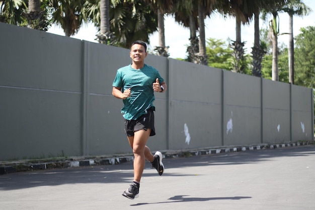 Chico asiático calentando antes de trotar