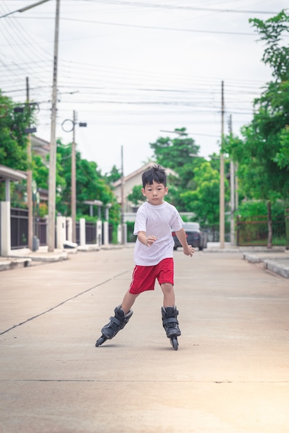 Chico asiático está jugando patinar