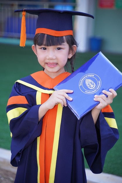 Foto un chico asiático feliz se graduó con una gorra de graduación.