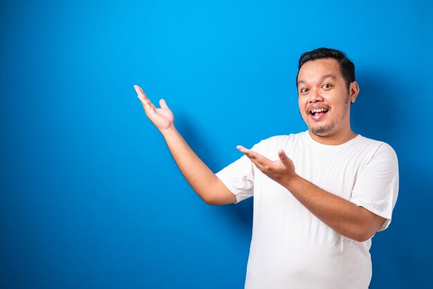 Chico asiático gordo con una camiseta blanca aislada