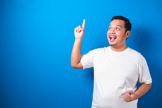 Chico asiático gordo con una camiseta blanca aislada