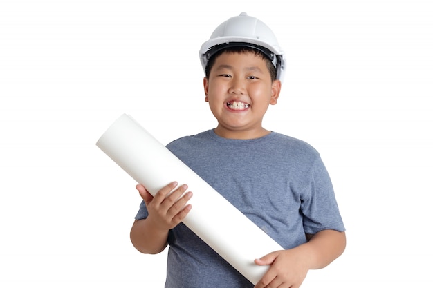 Chico asiático Le gustaría ser ingeniero con un sombrero de seguridad blanco y con un plan de construcción