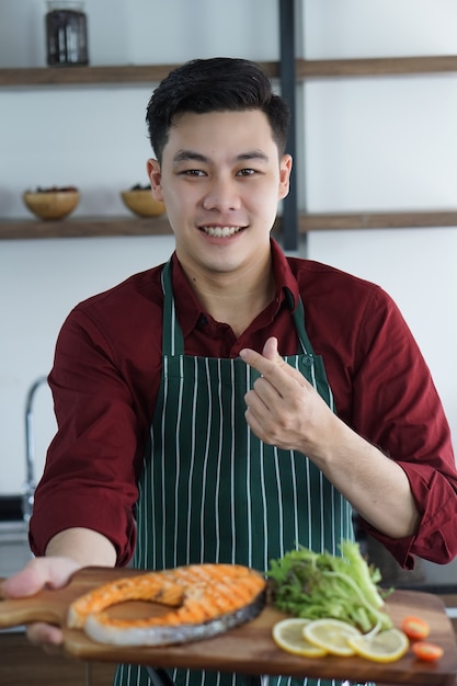 Chico asiático joven es feliz con su comida