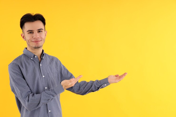 Foto chico atractivo en camisa sobre fondo amarillo