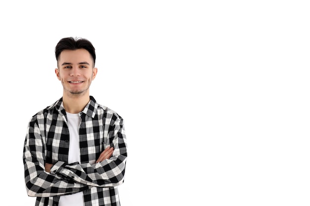 Foto chico atractivo en camisa sobre fondo blanco.