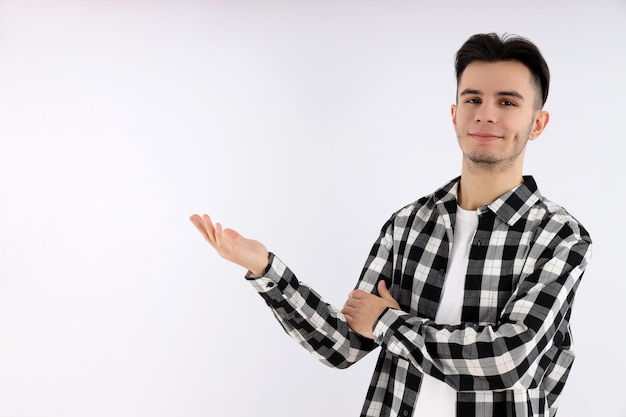 Chico atractivo en camisa sobre fondo blanco.