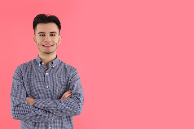 Chico atractivo en camisa sobre fondo rosa