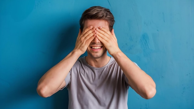 Un chico atractivo con una camiseta elegante haciendo un gesto facial con la palma de la mano riendo sintiendo vergüenza