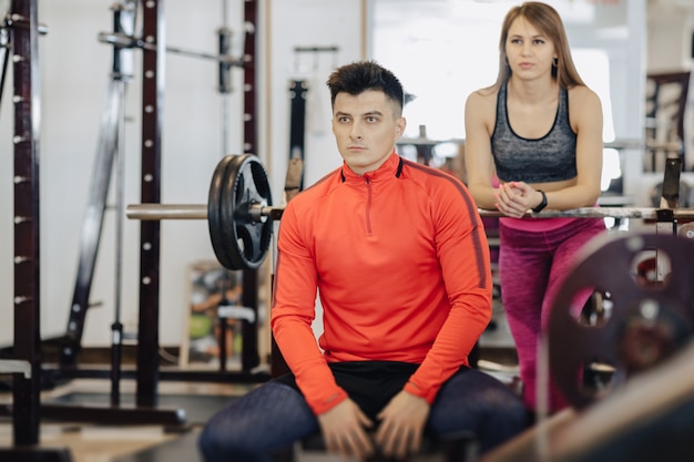 Chico en el bar, detrás de él está el entrenador de chicas, el tema del deporte.