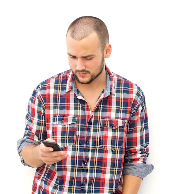 Chico con barba buscando su teléfono inteligente por un número