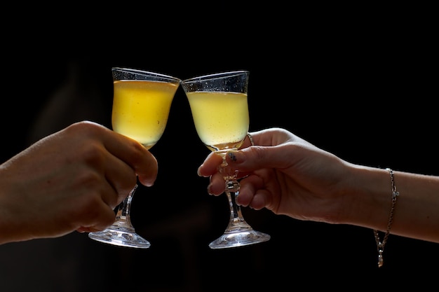 Chico bebiendo bebidas alcohólicas cerca sobre fondo oscuro