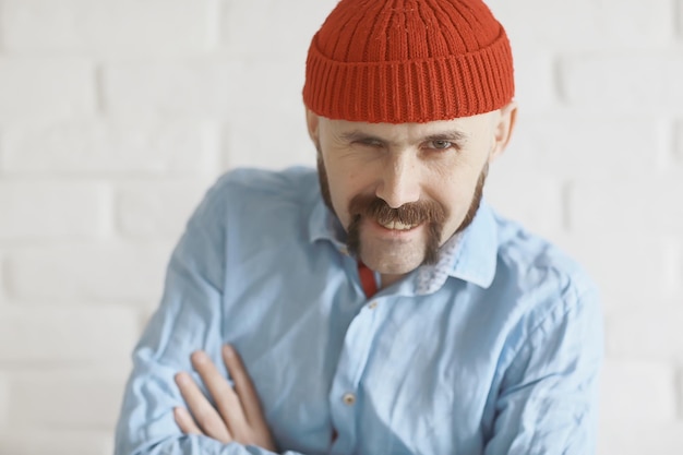 chico con bigote en un sombrero de punto rojo