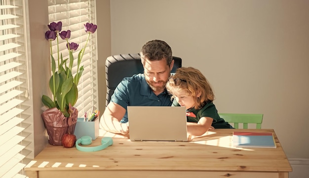 Foto el chico del blog familiar hace la tarea con la lección de video del seminario web de un maestro privado