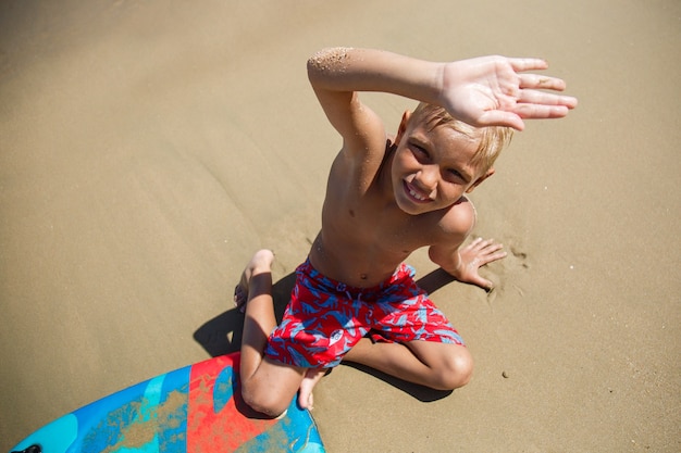 Un chico con un bodyboard en una ola.