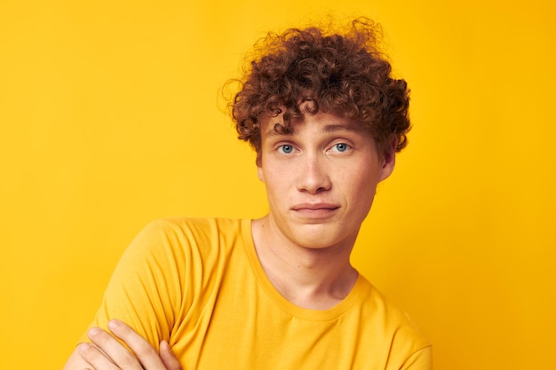 Chico con cabello rizado rojo estilo juvenil estudio ropa casual fondo aislado inalterado