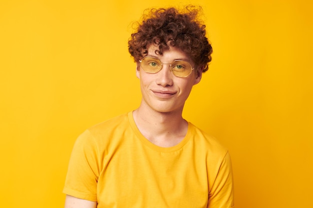 Chico con cabello rizado rojo Gafas de estilo juvenil Ropa casual de estudio Estilo de vida inalterado