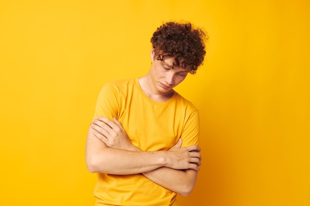 Chico con cabello rizado rojo Gafas de estilo juvenil Ropa casual de estudio Estilo de vida inalterado