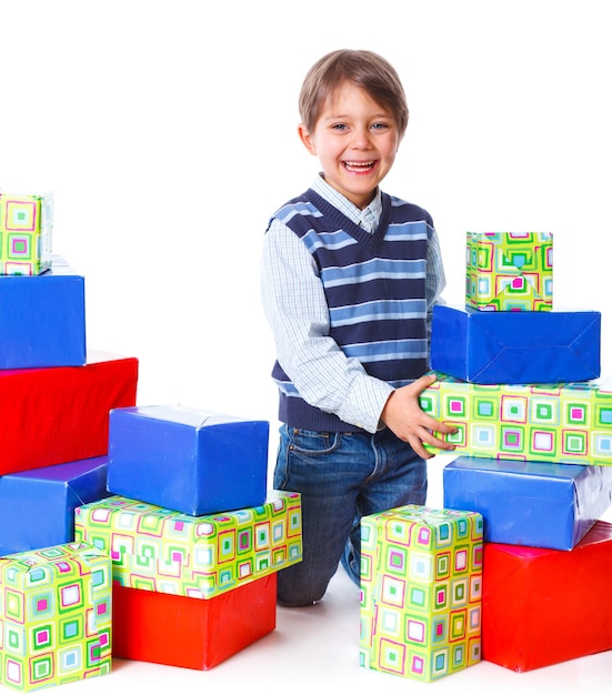 Foto chico con una caja de regalo