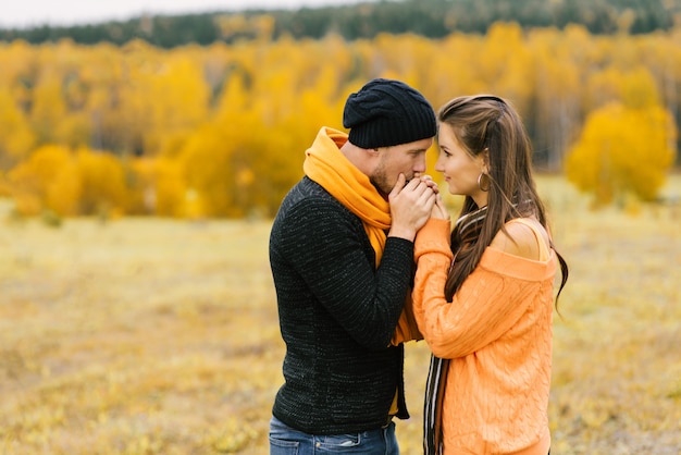 Foto un chico calienta las palmas de su amada novia