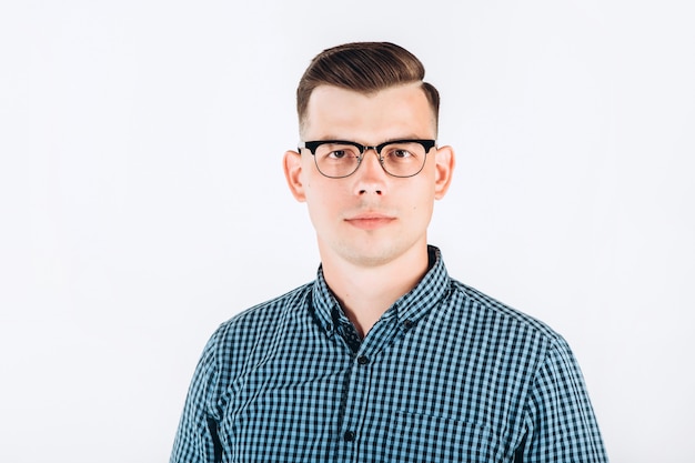 El chico de la camisa azul y gafas con un blanco.