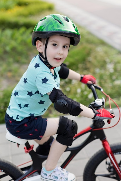 Chico en casco con bicicleta al aire libre