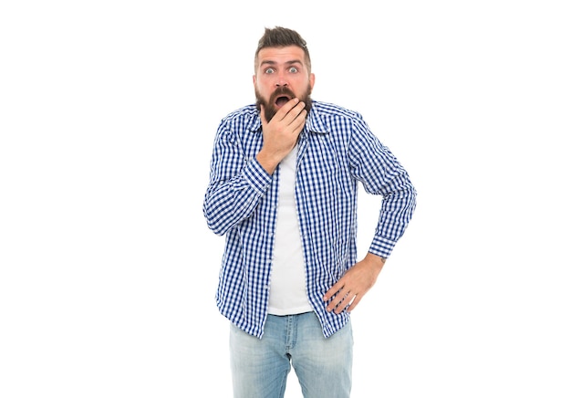 Chico caucásico asombrado con barba y bigote está pensando aislado en blanco, idea.