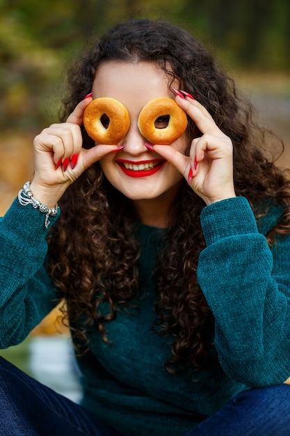 Un chico y una chica en el bosque de otoño con galletas.