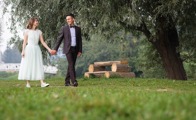 Un chico y una chica caminan en la naturaleza.