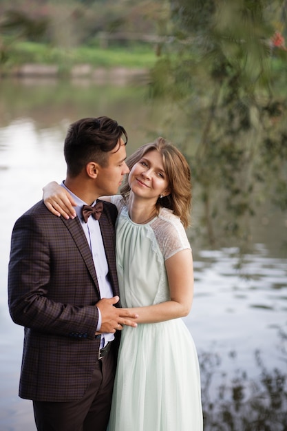 Un chico y una chica caminan en la naturaleza.