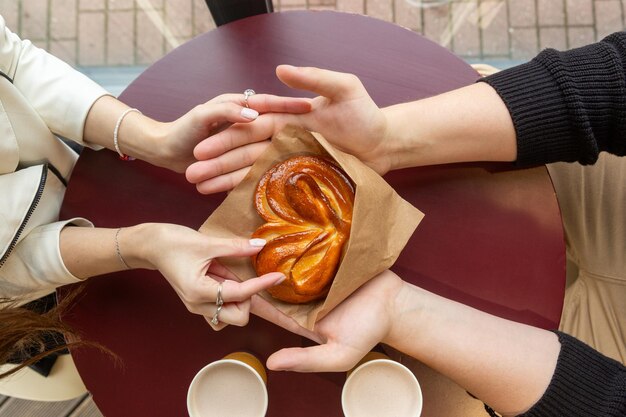 Foto un chico con una chica en una cita en un café