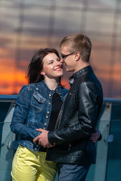 Foto chico y chica enamorados en la calle.