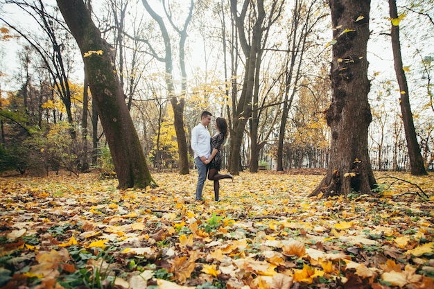 Chico y chica enamorados pareja en una cita