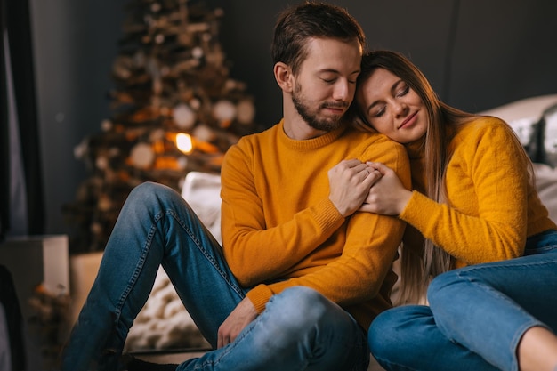 Un chico con una chica está celebrando la Navidad Una pareja amorosa disfruta el uno del otro en la víspera de Año Nuevo