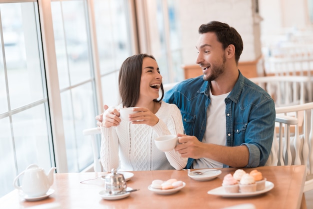 Un chico y una chica están sentados juntos en un café.