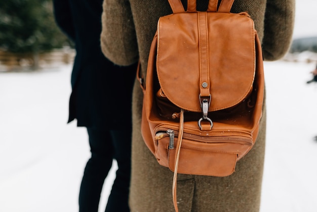 Un chico y una chica con una mochila, una foto de atrás.