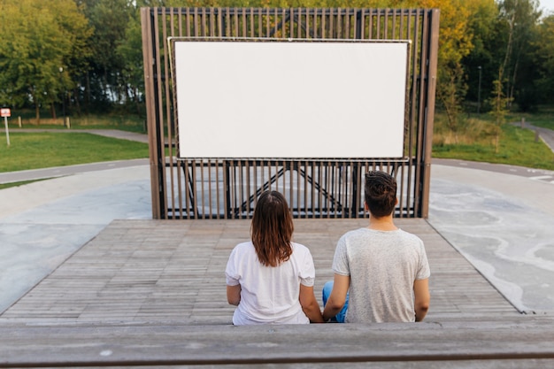 Foto el chico y la chica en el parque en el cine al aire libre